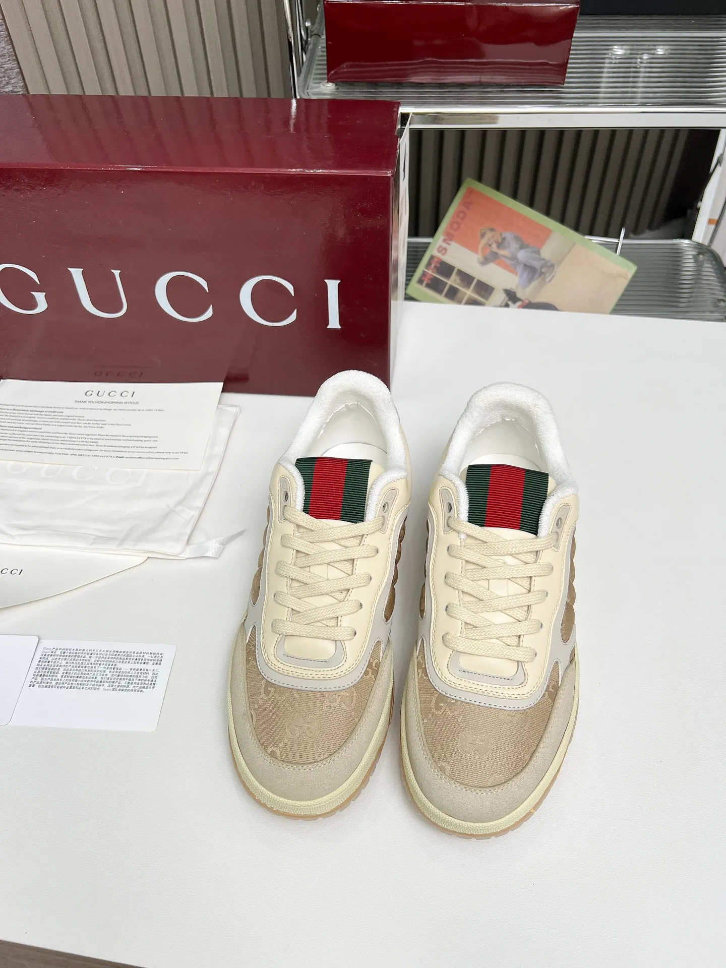 [G Home] P: 600💰 Couple size: Female 35-40. Male 39-44 (45 custom-made) 🆕2025.GUCC Gucci original order quality The latest popular high and low top aged couple sneakers series shipped original purchase development and production, this high and low top sneakers adopt a basketball-style silhouette design, cleverly integrated with hollow panels and distressed effects, showing unique ingenuity. The ingenuity incorporates brand logo details such as interlocking Double G styling accessories and Gucci lettering, a low-key tribute to the brand's design heritage. Exquisite packaging at the delivery counter 🛍📦 ▪️ Fabric: Original customized imported first-layer cowhide ▪️ Inner lining: Imported first-layer cowhide ▪️ Sole: Original molded two-color TPU sole ▪️ Sole thickness: 3cm